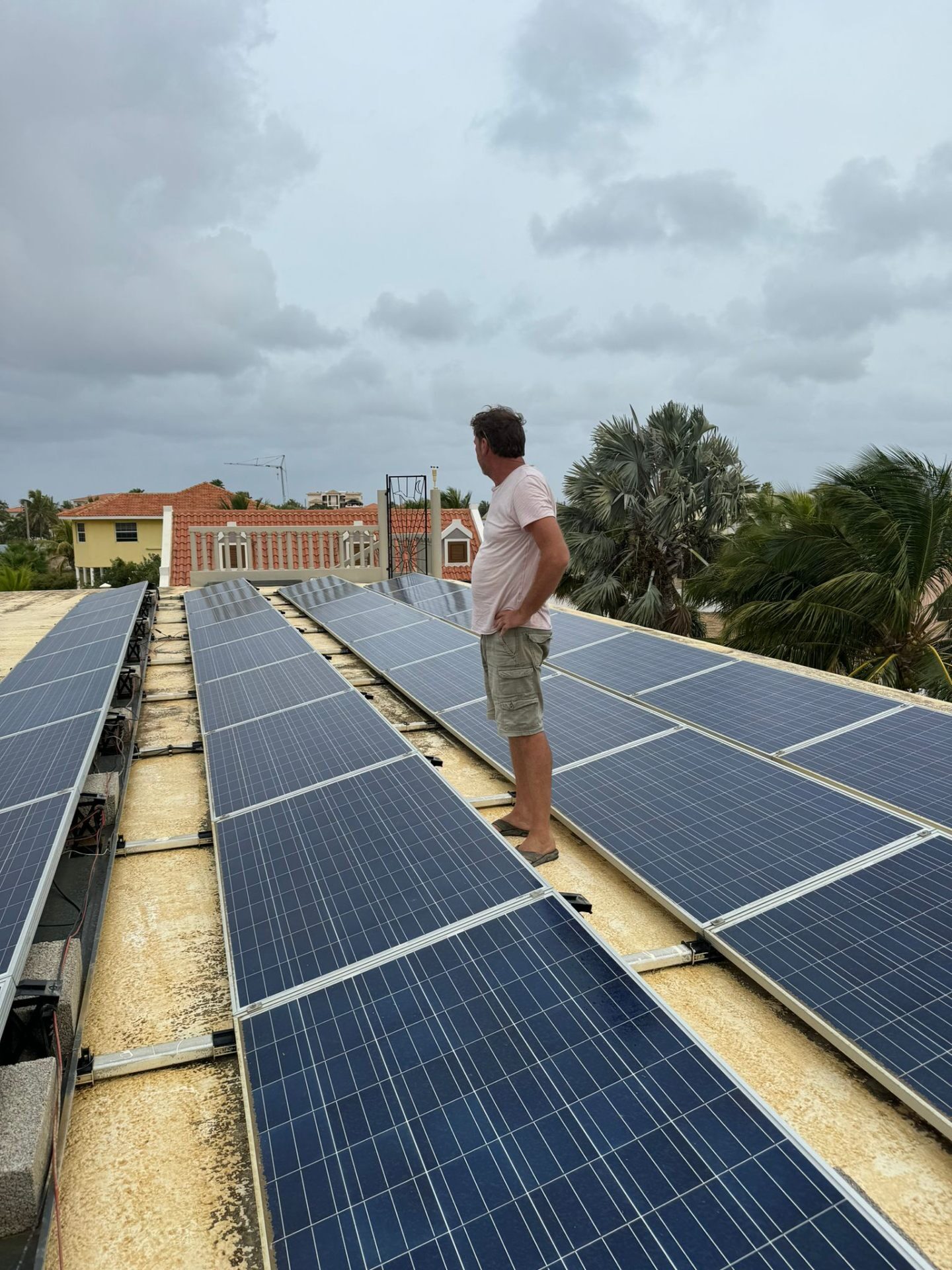 Controle van een zonnepaneleninstallatie op een dak op Bonaire